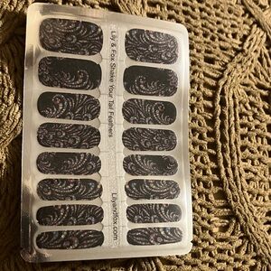 Lily & Fox 🦊 nail wraps.